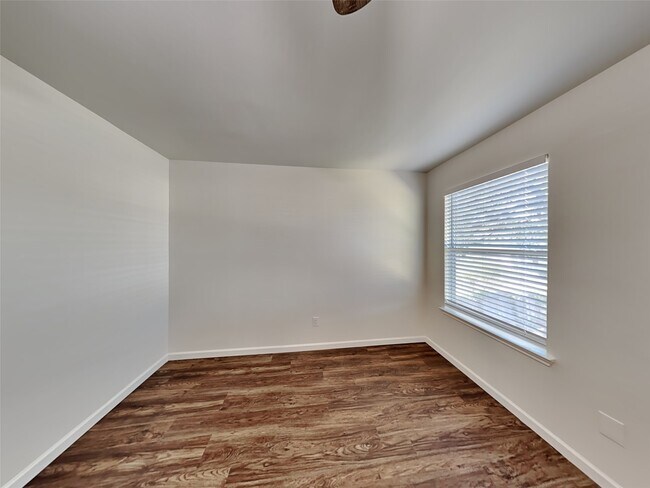 Building Photo - 16778 Fallen Timbers Dr