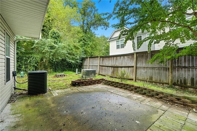 Building Photo - 716 Aylesbury Dr