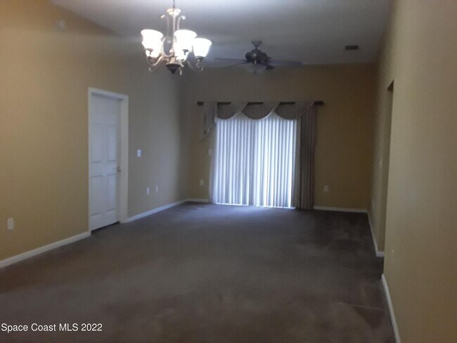 Building Photo - Ground floor corner unit