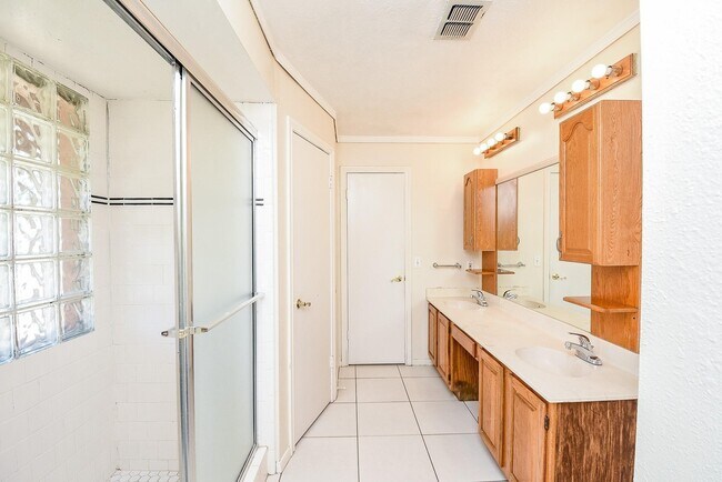 Building Photo - 2623 Forestbrook Dr