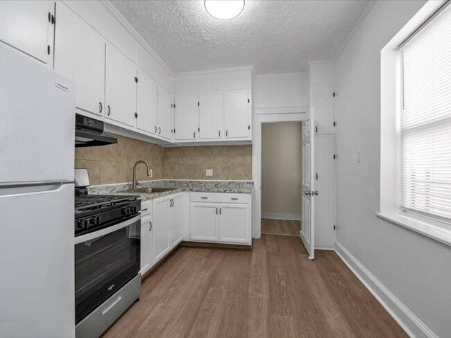 Building Photo - 2741 Stillwell Ave