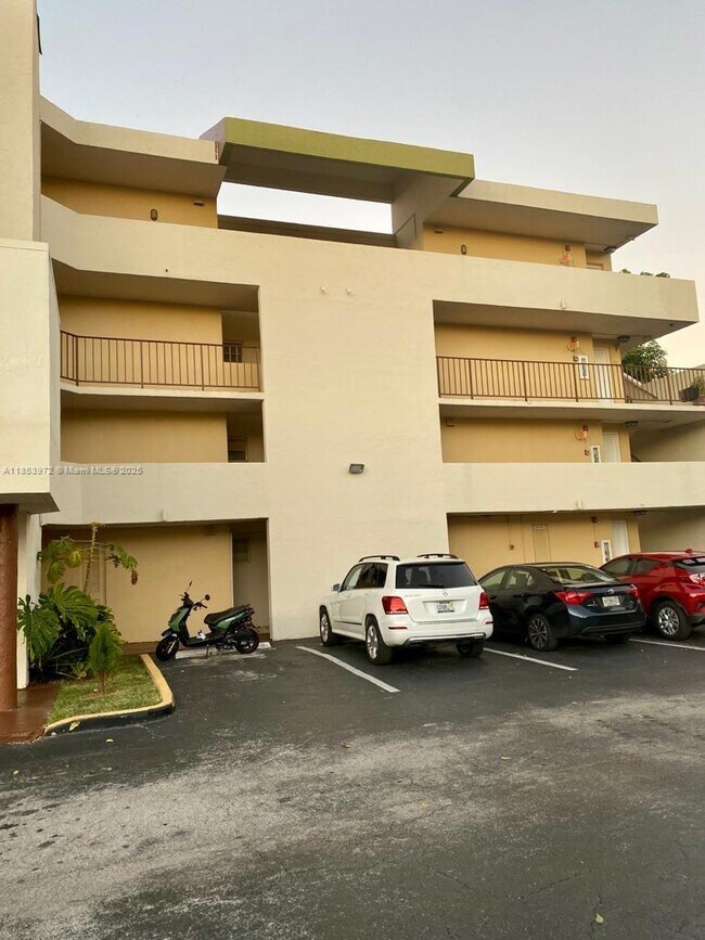 Building Photo - 8810 Fontainebleau Blvd