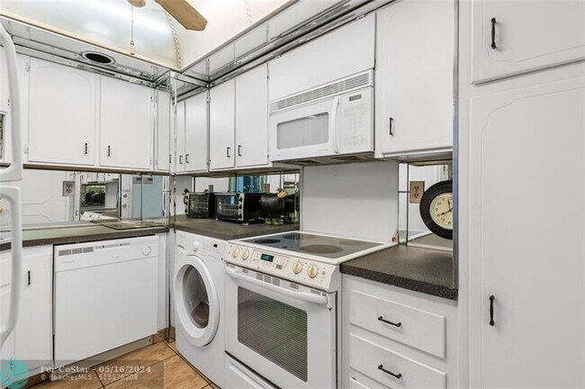 Building Photo - 4010 Galt Ocean Dr