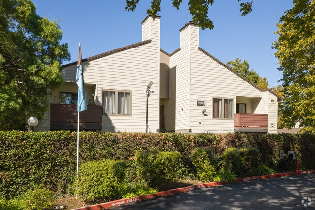 Primary Photo - Heritage Oaks Apartments