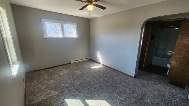 Building Photo - 2 Bedroom, 1 Bathroom Single Family Home - Available April 1st!