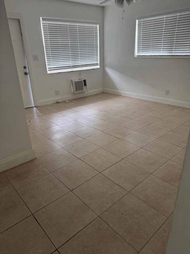 Building Photo - 237 SE Park St