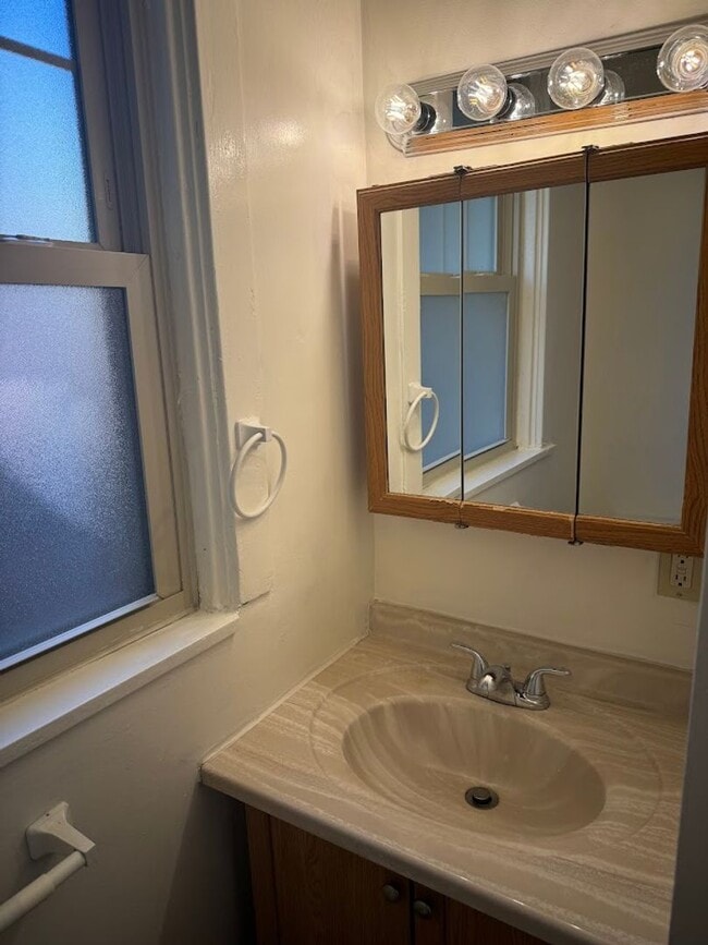 Building Photo - Updated Highland Park Townhome!