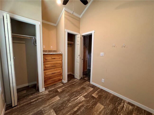 Building Photo - 324 Parker Ln