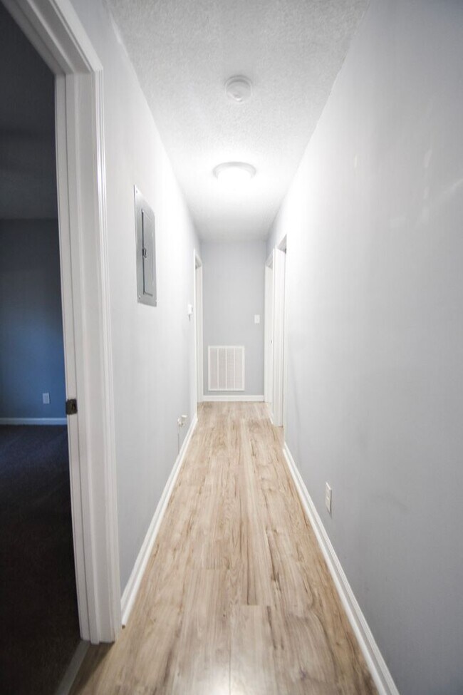 Building Photo - 3 Bedroom 2 Bathroom- Pets Considered