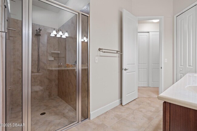 Building Photo - 663 S Lake Dr