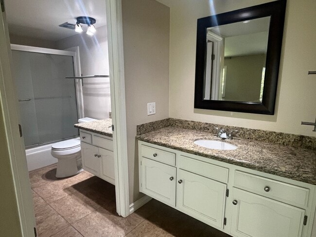 Building Photo - Spacious 3 Bedroom, 2.5 Bath Condo in a Be...