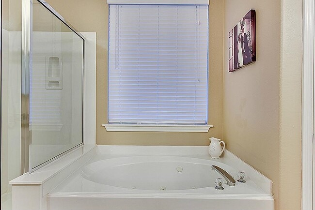 Building Photo - 6 N Queenscliff Cir