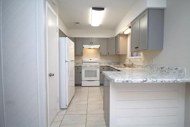 Building Photo - Spacious 3BR Townhome Near Pensacola State College with Flex Room, Private Balcony & Fenced Backy...