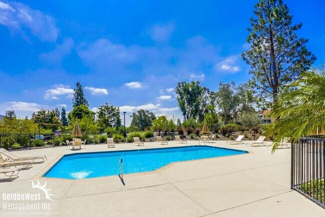 Building Photo - Breezy 2Bdm 2Ba Top-Floor Corner Condo with Mountain Views!