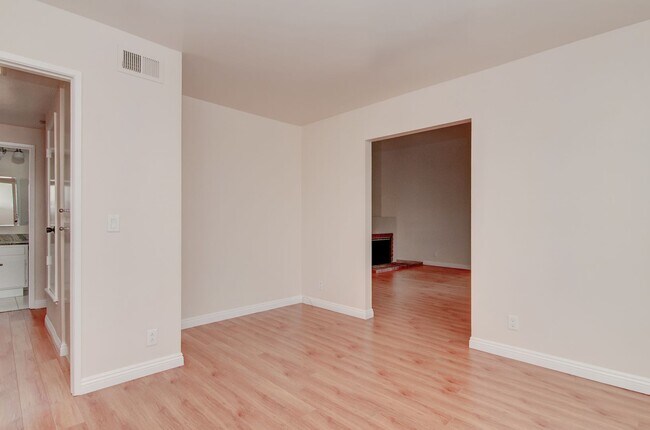 Building Photo - Spacious End-Unit 2 Bed, 2 Bath with Den For Lease in Irvine