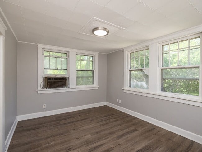 Building Photo - Newly renovated! 3 bedroom 1 bath with sin...