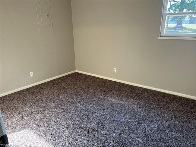 Building Photo - 3 bed, 2 bath, House.