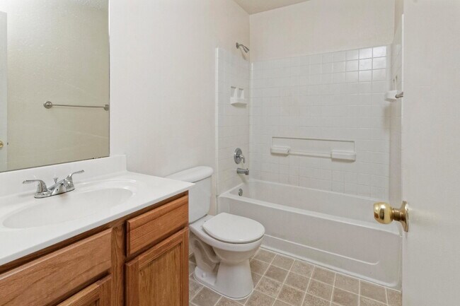 Building Photo - Comfy and Compact 3 BR Home!