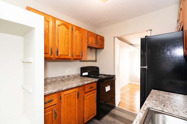 Building Photo - Amazing 3 Bedroom 1.5 Bathroom Home