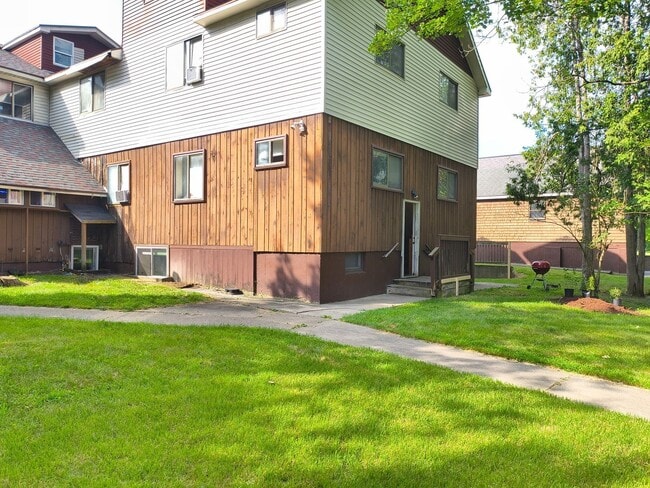 Building Photo - Renovated 1br with All Utilities Included