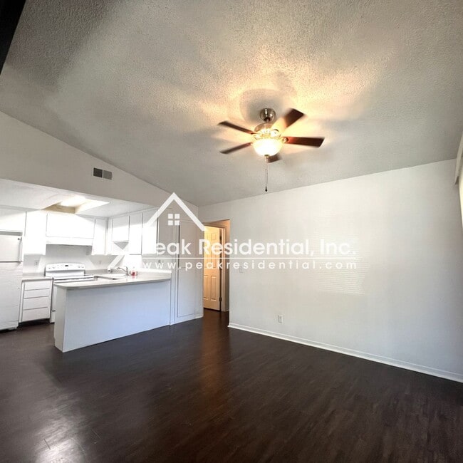 Building Photo - Charming 2 bd/1 ba Citrus Heights Duplex!