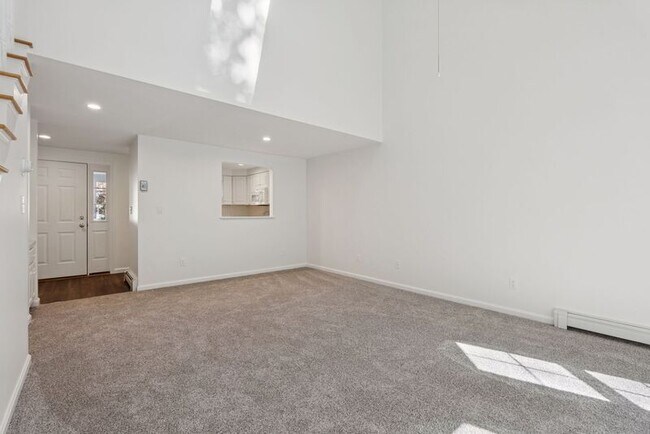 Building Photo - 7 Dunnhill Dr