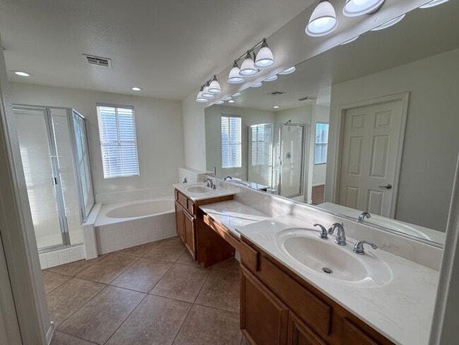 Building Photo - Carry Over Showing: This property has been shown before and will be rented to the first most qual...