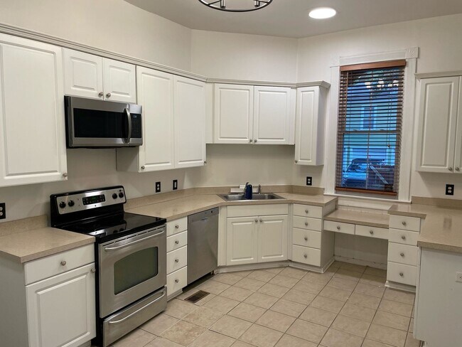 Building Photo - WALK TO STARLAND!