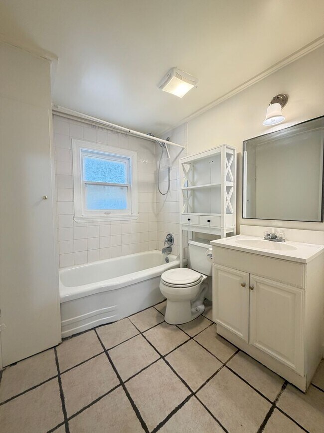 Building Photo - Charming One Bed & One Bath Duplex Unit!