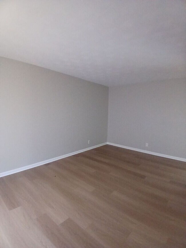 Building Photo - Newly Renovated 3 bedroom 1.5 bathroom in ...