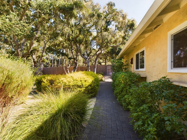 Building Photo - Luxury Living in Pebble Beach