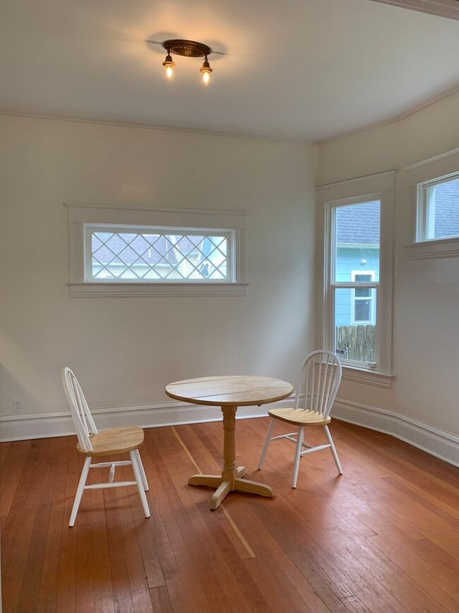 Building Photo - Stately Beauty with 3BR 1.5BA