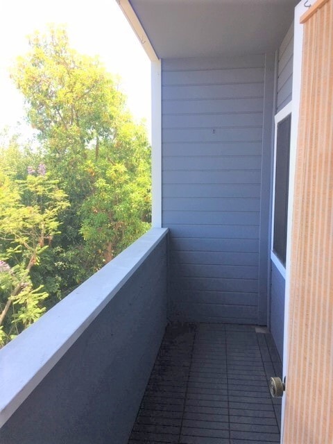 Building Photo - COMING SOON! Light & Bright 1 Bedroom/1 Ba...