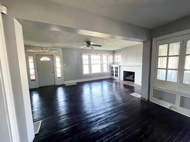 Building Photo - 1000 E 8th St