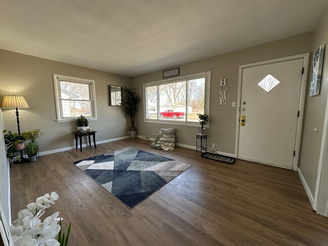 Building Photo - Remodeled 3 bed, 1 bath home for rent in Northeast Waterloo