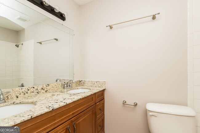 Building Photo - 8560 Glenwoods Dr