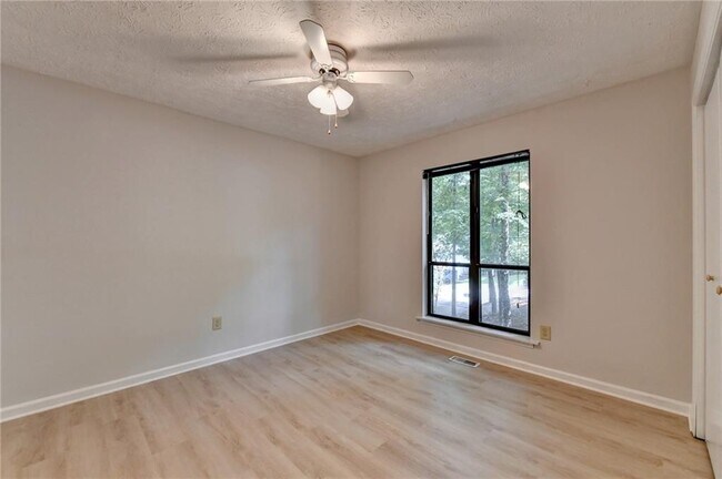 Building Photo - 5100 Forest Mist Dr