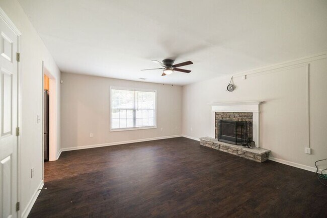 Building Photo - 453 Reba Ct