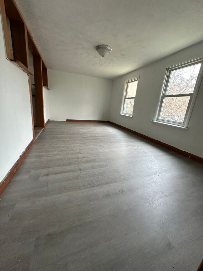 Building Photo - Three Bedroom Single Family House