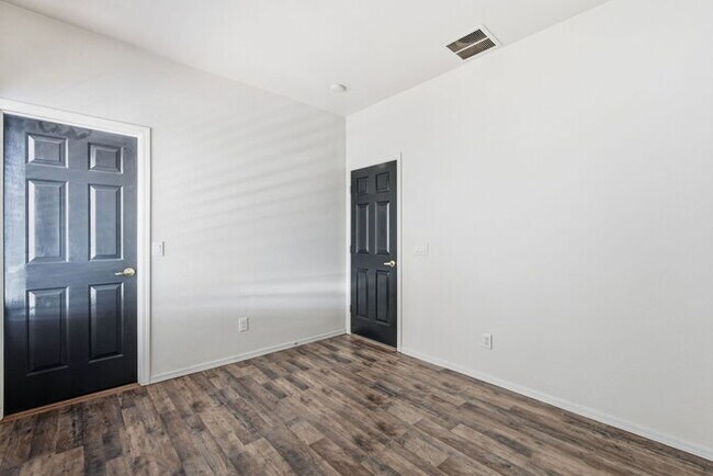 Building Photo - Moving in Special on OAC, 6bedroom 3bath Sparkling pool