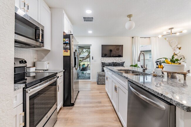 Building Photo - 1813 Chinaberry Dr