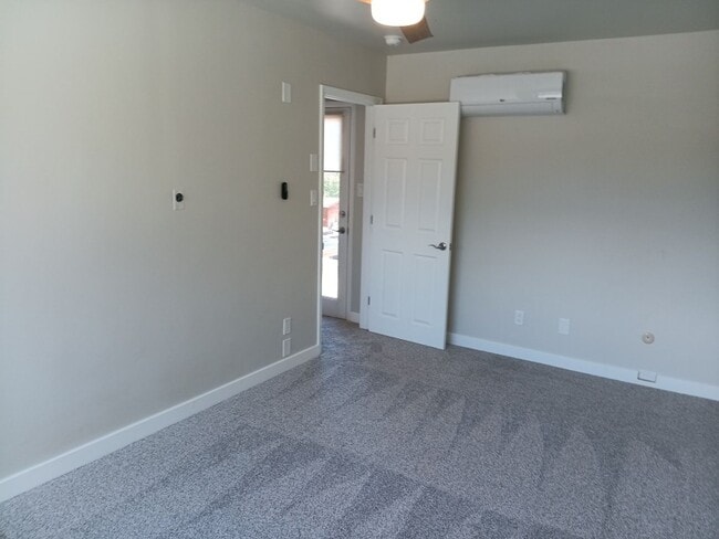 Building Photo - Stunning 4-bedroom 3-bathroom home in Santa Fe! Showings available NOW!