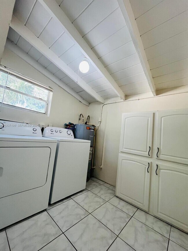 Building Photo - 5654 NE 5th Ave