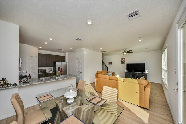 Building Photo - 4852 Sun Fls Dr