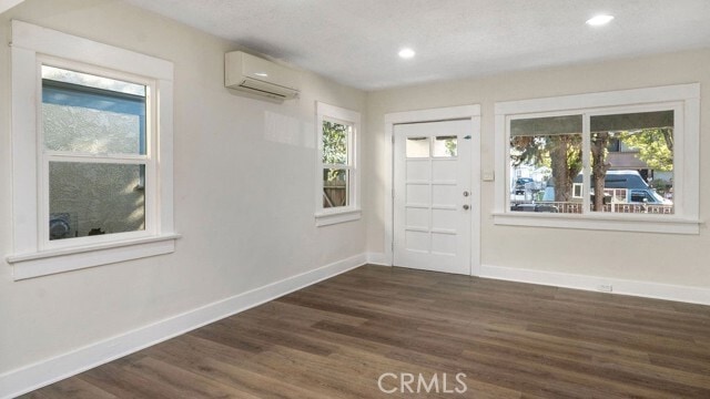 Building Photo - 911 W 40th Pl