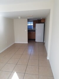 Building Photo - 1 Bedroom 1 Bath duplex