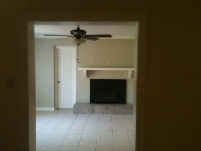 Building Photo - Central 3BR Home