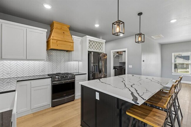 Building Photo - 4930 Meadow Dr