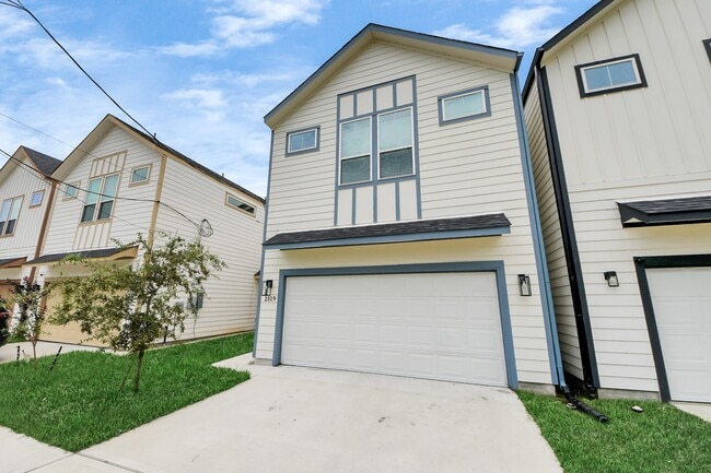 Building Photo - 2119 Esther Dr