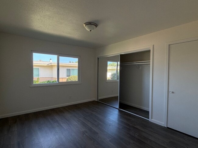 Building Photo - G43100E